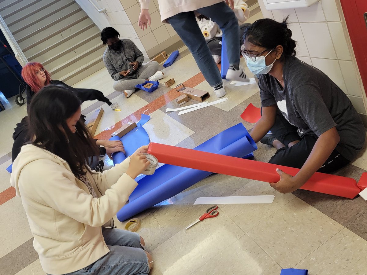 Cen10ArtClub's tweet photo. It’s the beginning of homecoming season and we had a blast making some decorations! Thank you to everyone who came 🥰 ❤️💙 https://t.co/S4JTfXVmch