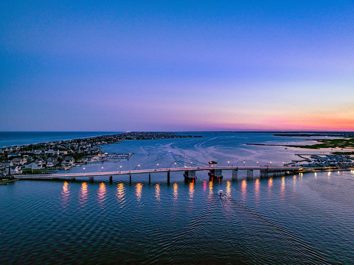 Visit_NJ's tweet photo. Nothing beats Jersey sunsets 😍
📍 Mantoloking, New Jersey 
.
.
.
📷: @hartofthedrone (via Instagram)
#VisitNJ #NewJersey #JerseyShore #JerseyBeaches #Mantoloking #NJSunsets #Sunsets https://t.co/LydLxbrlDB