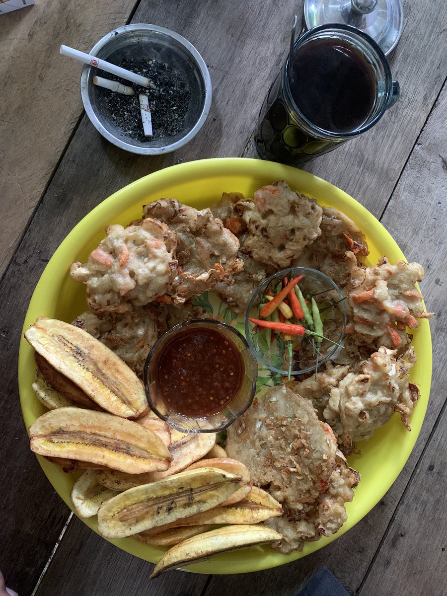 hujan, gorengan, kopi, rokok, pendopo, sempurna🥹🥹