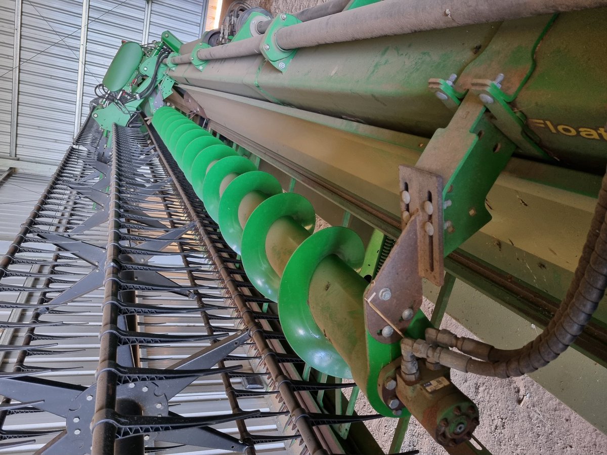 kentstone85's tweet image. Has anyone put larger flighting on the top auger of a JD 640D front to get it to behave more like a 740 or am I dreaming??