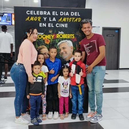OlayaAbraham's tweet photo. Feliz de compartir con estos hermosos niñ@s de los barrios Romance, Bosque y Malvinas. Gracias a Royal Films por ser nuestros aliados en esta gran actividad. Nuestros niños son nuestro mejor regalo! #vivirparaservir https://t.co/XSM4szLrPx