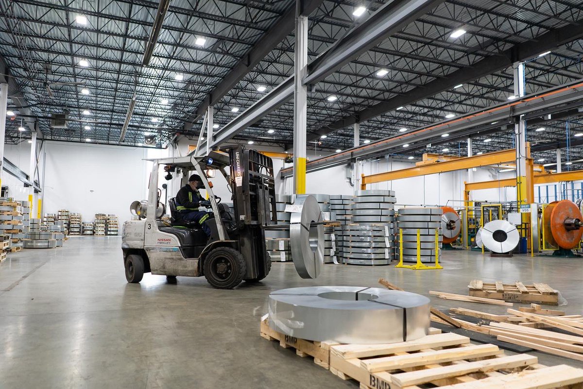 baileymetal's tweet photo. For all your slitting needs, Bailey has your solutions! ——————————————————————————
#baileymetal #baileywest #galvanized #steelcoils#baileymetalprocessing #steelmanufacturing #construction #forkliftoperator #hardatwork #ourstrengthisourteam https://t.co/35qW4aJyD6