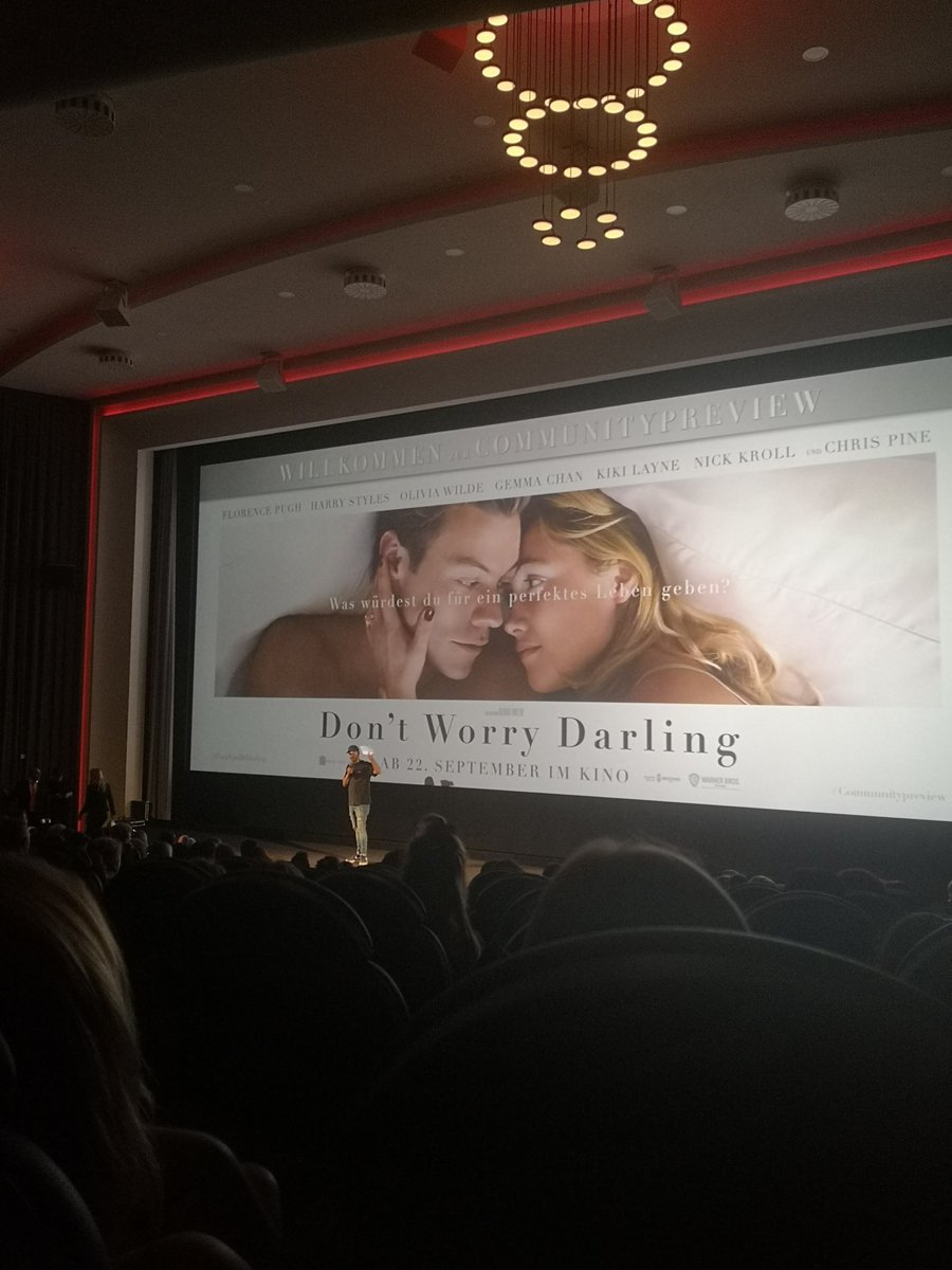 justholdonSM's tweet photo. Danke für diesen schönen Abend @dieserdopo 🥰 Es war so toll endlich mal wieder bei einer
#communitypreview dabei zu sein!! Und dann auch noch so einen guten Film zu sehen 😍 #dontspoilitdarling #dontworrydarling https://t.co/50X03g1VeJ