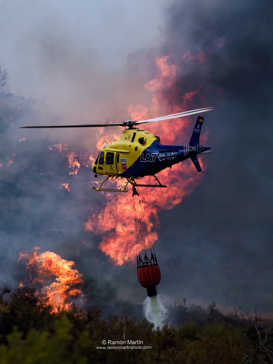 Plan_INFOCA's tweet photo. 🔴El trabajo en el #IFLosGuájares ha sido incesante durante estos últimos cinco días. Y ahí siguen. Los bomberos forestales son inaccesibles al desaliento. https://t.co/2lzmEioIVP