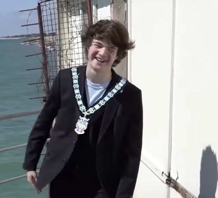 roboticbella's tweet photo. TUBBO FOR MAYOR FR FR! he looks so swag in the necklace thing :) #LiveLaughBognor https://t.co/hrBud0dn9O