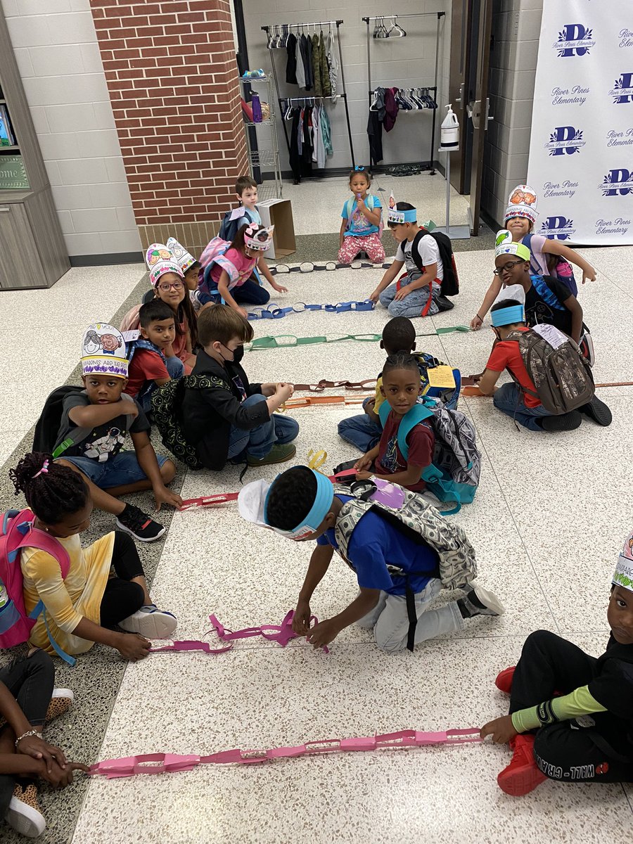 kmcsweeneyRPE's tweet photo. Wow. How exciting with our STEM challenge this week. The winners chain was over 5 1/2 feet long @kmcsweeneyRPE @RPE_Counselor https://t.co/tnYkNPRtB7