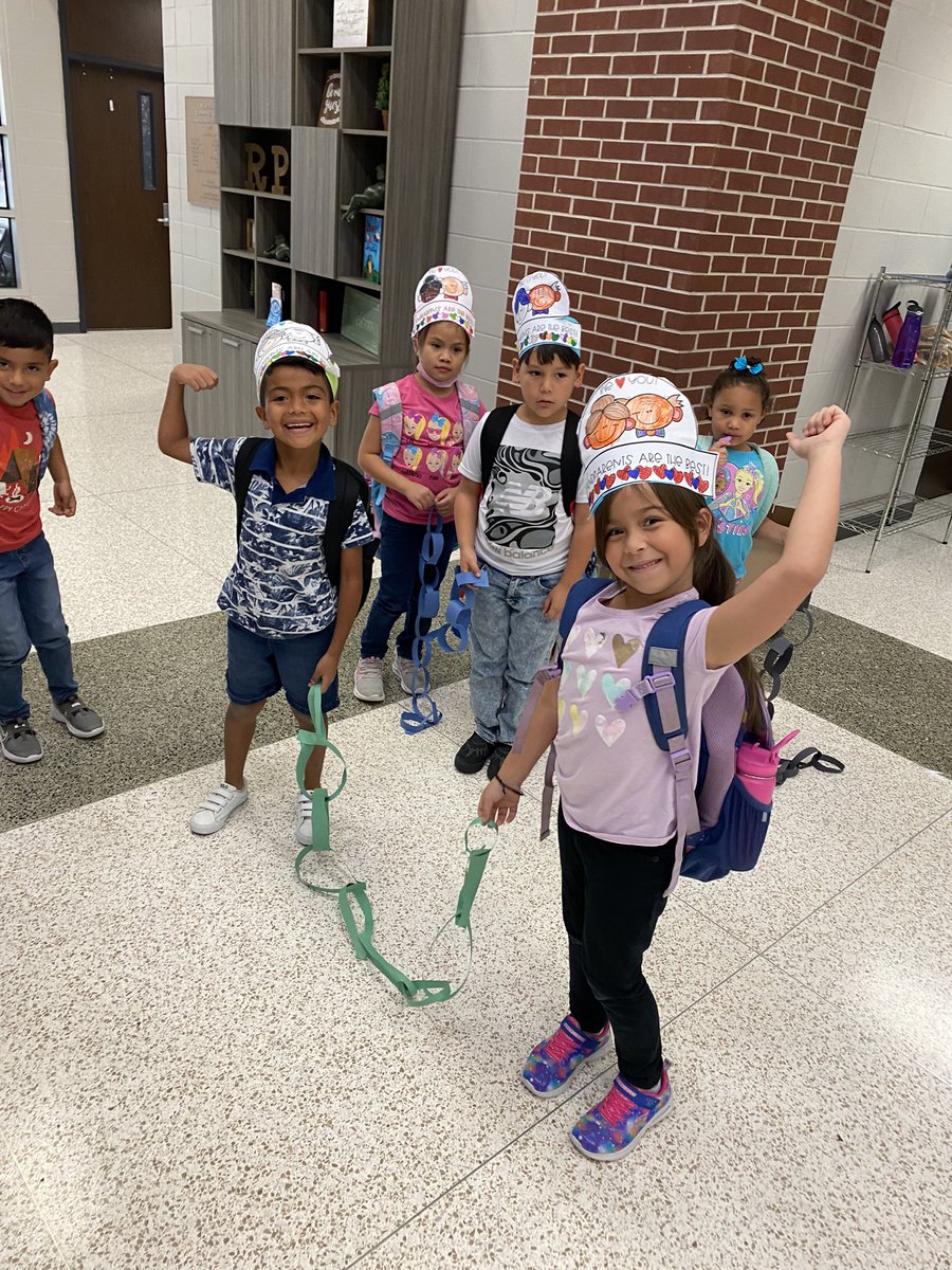 kmcsweeneyRPE's tweet photo. Wow. How exciting with our STEM challenge this week. The winners chain was over 5 1/2 feet long @kmcsweeneyRPE @RPE_Counselor https://t.co/tnYkNPRtB7