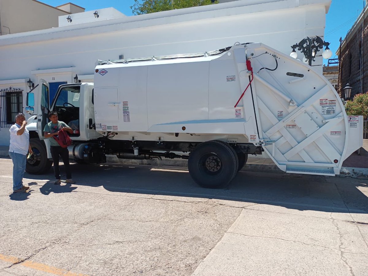 1Agustn's tweet photo. El @HAyuntamientodeGuaymas anunció la llegada de una unidad más para el servicio de recolección de basura. La alcaldesa ⁦@karlacordova15⁩ dijoqie se esperan tres camiones más en los próximos días https://t.co/lIsApTqjtg