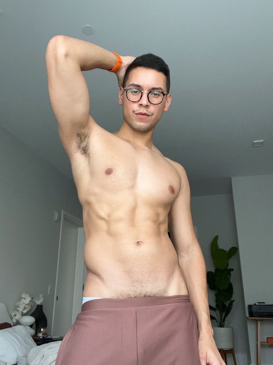Ry_8x8's tweet photo. Cardio together at the gym and then Netflix after? https://t.co/ksJAporGQM