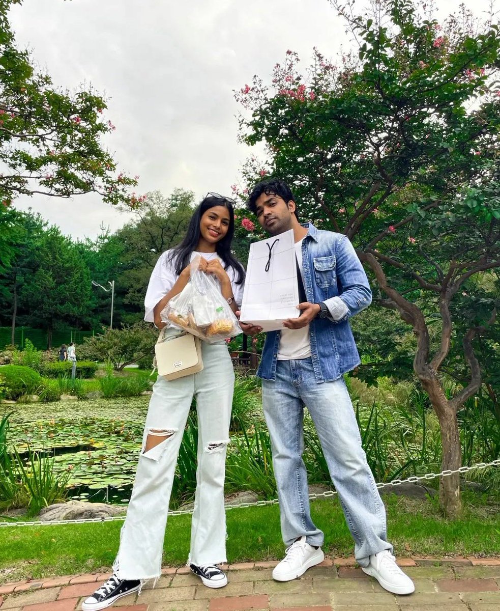 sriyabrasil's tweet photo. 📸 ESSA AMIZADE! – Sriya no Instagram com Anupam Tripathi, ator de Round 6

“Gostei de passar um tempo com @ sangipaiya… Não é só um ator incrível, mas um verdadeiro cavalheiro. #Honrada, obrigado por hoje irmão 💗🙏🏼”

#BLACKSWAN @BLACKSWAN_DRENT #SRIYA https://t.co/LefZi4afRC