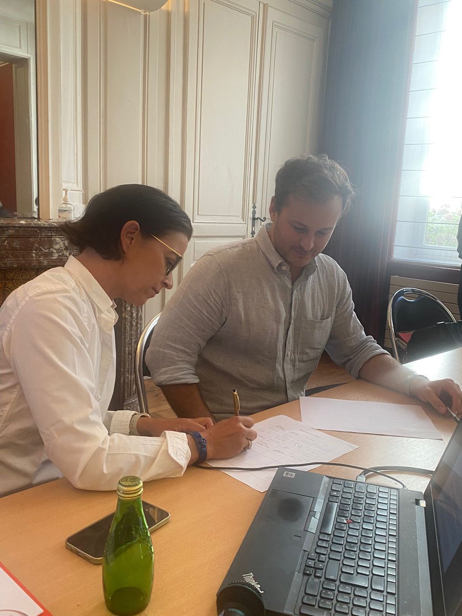 fnuja's tweet photo. ✍️ Le @Barreaulille rejoint la liste des signataires de la Charte Internationale des Droits du Jeune Avocat. 👏 https://t.co/7sDRPpCgUi
