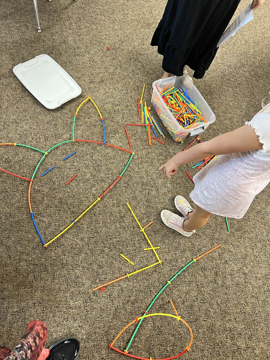 SarffAHLmedia's tweet photo. Collaboration, relationships, and creativity happening in #maketank today! #powerofplay #WICOR #trustyhuskies #AVID #communitybuilding https://t.co/6HeyEH232L