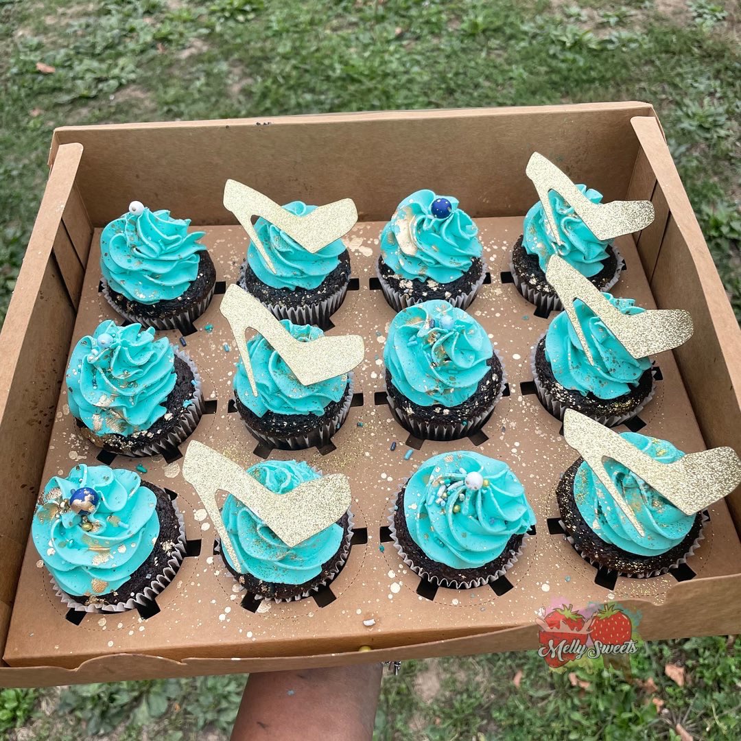 Birthday/ Engagement Surprise Party 👗🖤✨ 
#MellySweets #birthdaygirl #happybirthday #tiffanyblue #lemoncupcakes #chocolatecupcakes #chocolatecoveredpretzelsticks #engaged #wifetobe #blackownedbusiness #smallbusinessowner #blackbaker #daytonohbakers