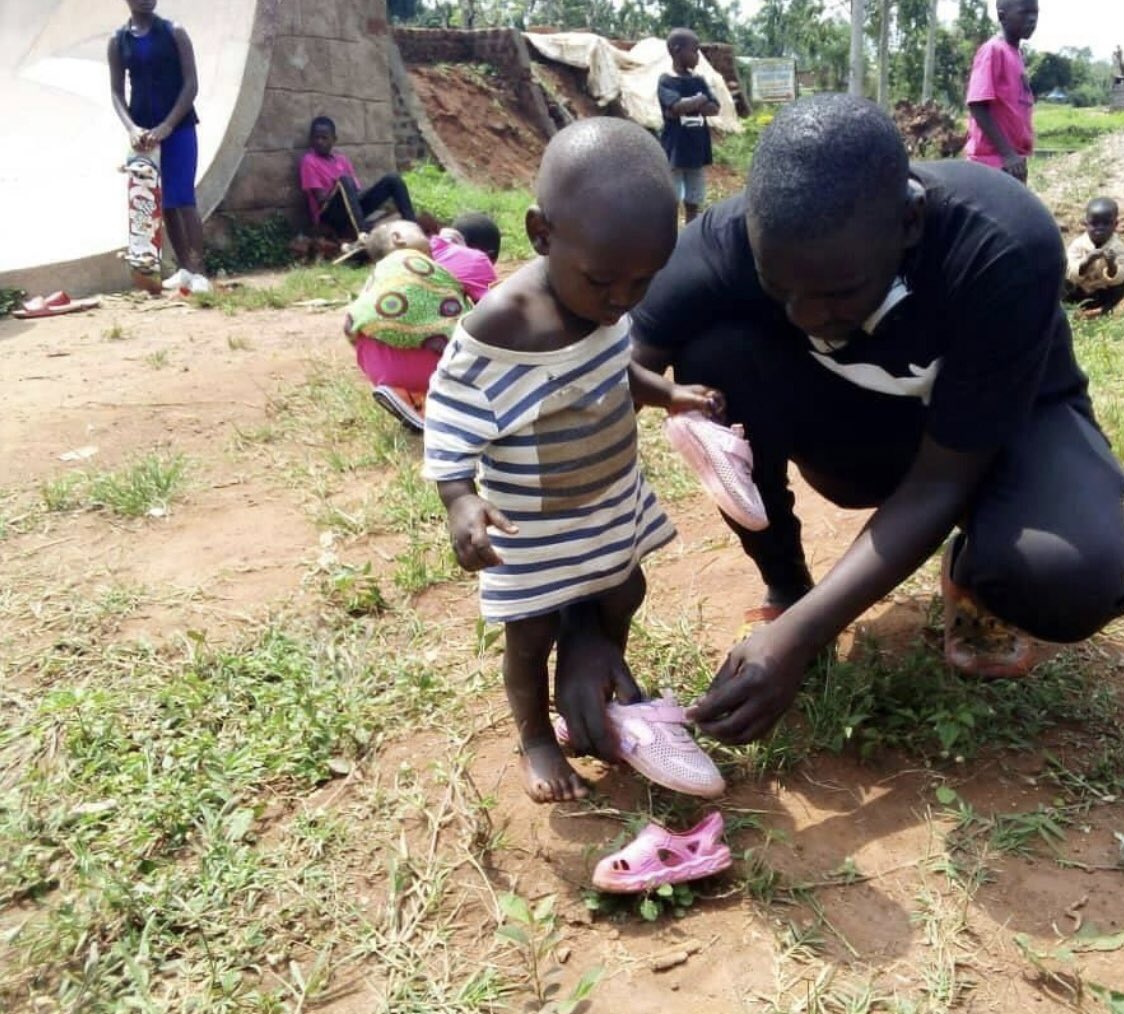 Diceresources's tweet image. A year ago today. 
Dice resources co. Donated over 2 dozen’s of shoes for a local Uganda skateboarding community 🇺🇬 💛