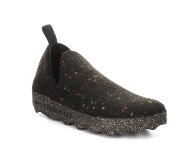 Give your look some extra style with these women's CITY LED slip-on shoes made from a non-woven fabric obtained from recycled post-consumer textile fabrics. Uniquely comfortable and environmentally friendly.