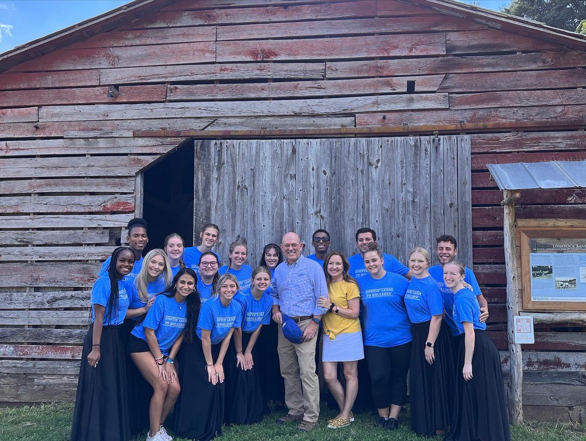 TonyFloyd11's tweet image. Bailey Mountain hike with my Lions 🦁! #rollhill @MarsHillU