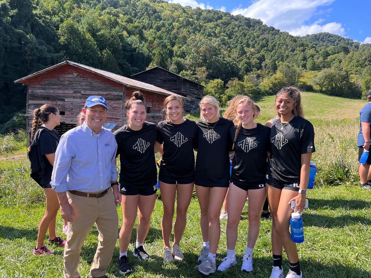 TonyFloyd11's tweet image. Bailey Mountain hike with my Lions 🦁! #rollhill @MarsHillU