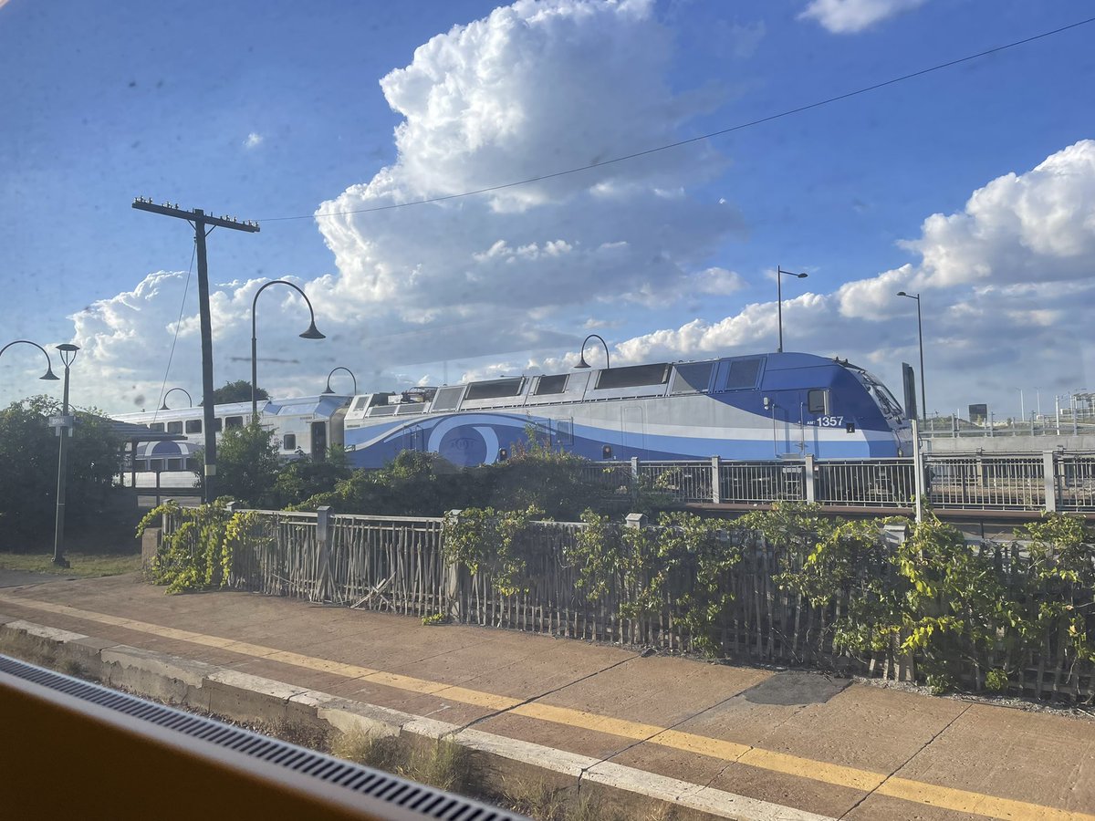 jutattatw's tweet photo. On board VIA #069, watching an AMT commuter train depart while we are picking up some more passengers at CA:#DORV en-route from CA:#MTRL to CA:#TRTO:
@_ds_100 https://t.co/x1jFTIpfJN