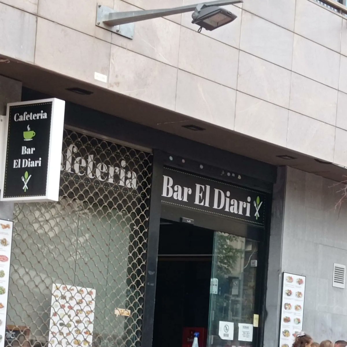 Al bar xinès El Diari,situat davant els tobogans del Bonpreu (c.Portal Nou) s'han negat a servir-nos i ens han fet fora de l'establiment pq hem demanat en català. Insults i patades a una de les cadires,tot i haver-hi infants a taula <a href="/ancterrassa/">ANCTerrassa</a> <a href="/omniumterrassa/">Òmnium Terrassa</a> <a href="/mantincelcatala/">Mantinc el Català</a>