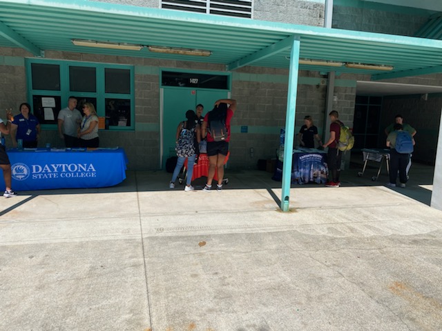 atlguidance's tweet photo. Prepared Sharks getting college and career ready at our Lunch Time College Visits! Many thanks to @ERAU_Daytona, @StetsonU, and @DSC_News for helping our students get ahead! https://t.co/AfN2bC1zOc