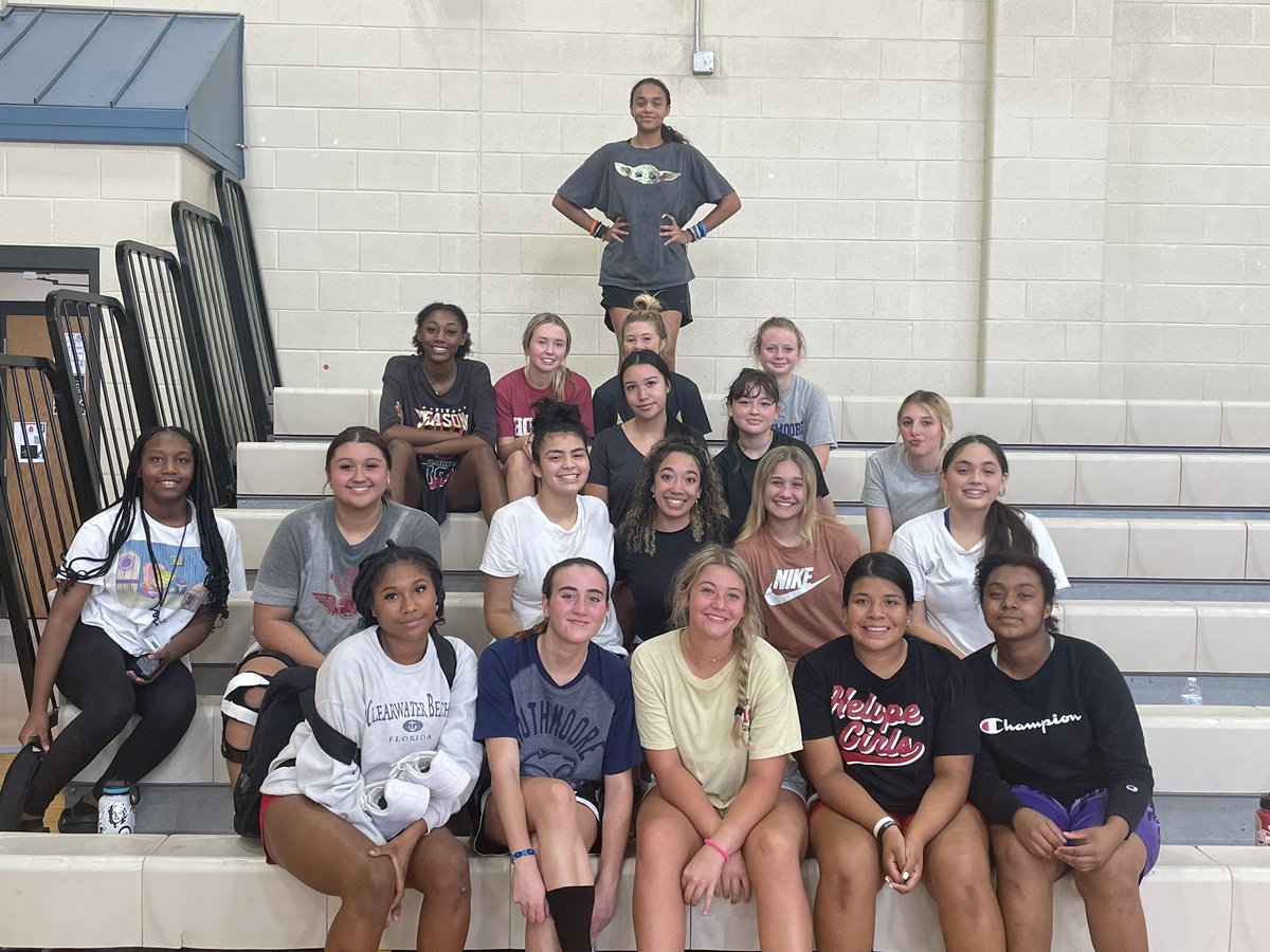 SouthmooreWBB's tweet photo. Lady Sabercats putting in that Monday off season work. Always time to pose for a picture though. We sure missed @shipman2024, @ilovelydiaa and @vallejo_teagann today. #together #family https://t.co/kSZyKzBXwU