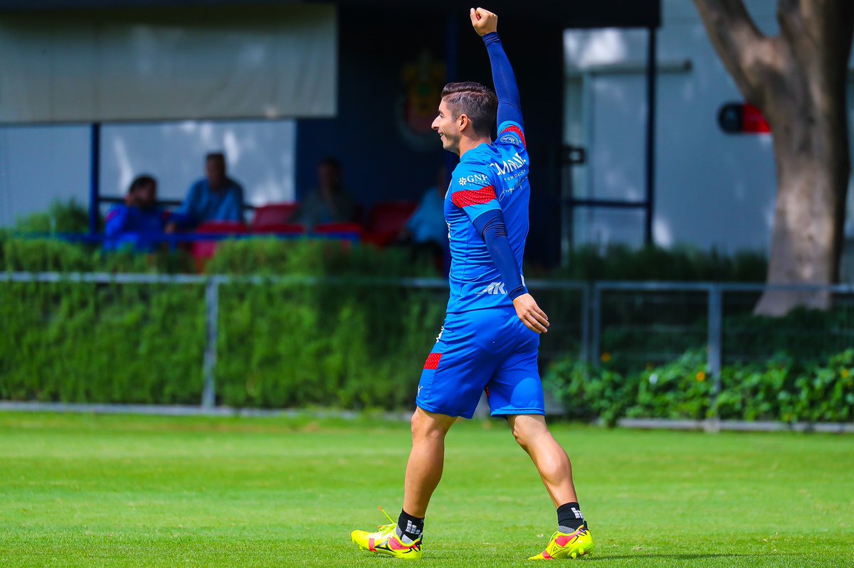 Chivas's tweet photo. Que de 🔁 RT y levante la mano quien quiera boletos para mañana 🙋‍♂️���‍♀️ https://t.co/PXf2zCVrH2