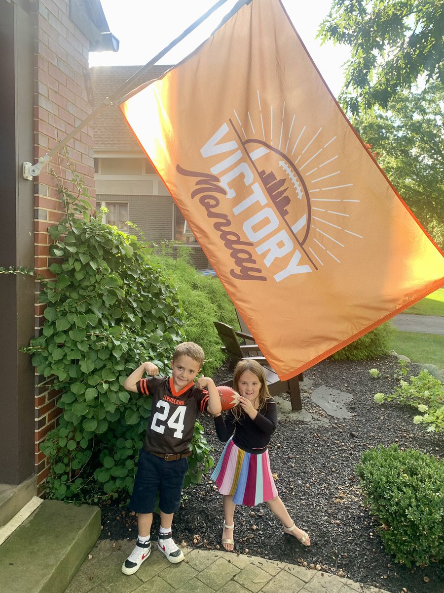 Happy to dust this flag off! Let’s go @Browns! Victory Monday thanks to @YorkCade @Kareemhunt7 & @NickChubb21! Top that @PeteMarek🍻🏈