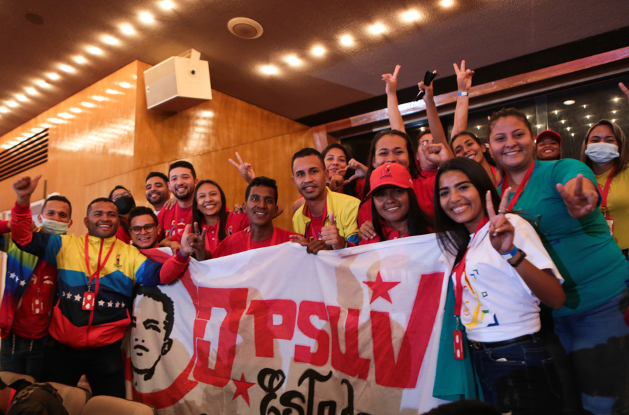 PresidencialVen's tweet photo. #EnVivo 📹 | "Que bueno recordar los 14 años de compromiso, de aprendizaje, llevando adelante el juramento de lealtad al Comandante Hugo Chávez, profundizandfo en la tarea para perfeccionar la organización territorial. Decir JPSUV es decir patriotismo", expresó @NicolasMaduro https://t.co/Zp8OO7efEB