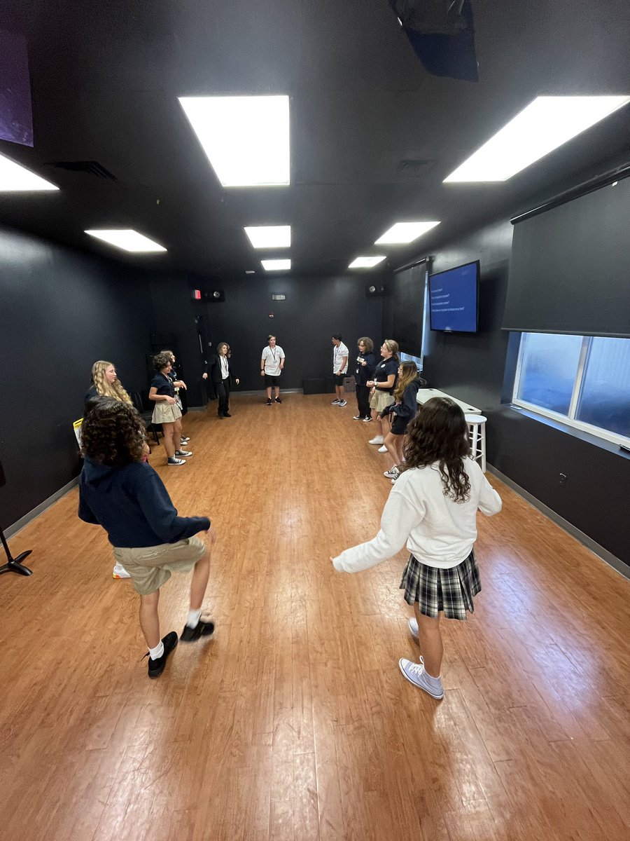 tiffanylutz0's tweet photo. Warm ups in Studio Theatre!  What’s your go to acto warm up exercise? #mstheatre https://t.co/ghcMXrxsva