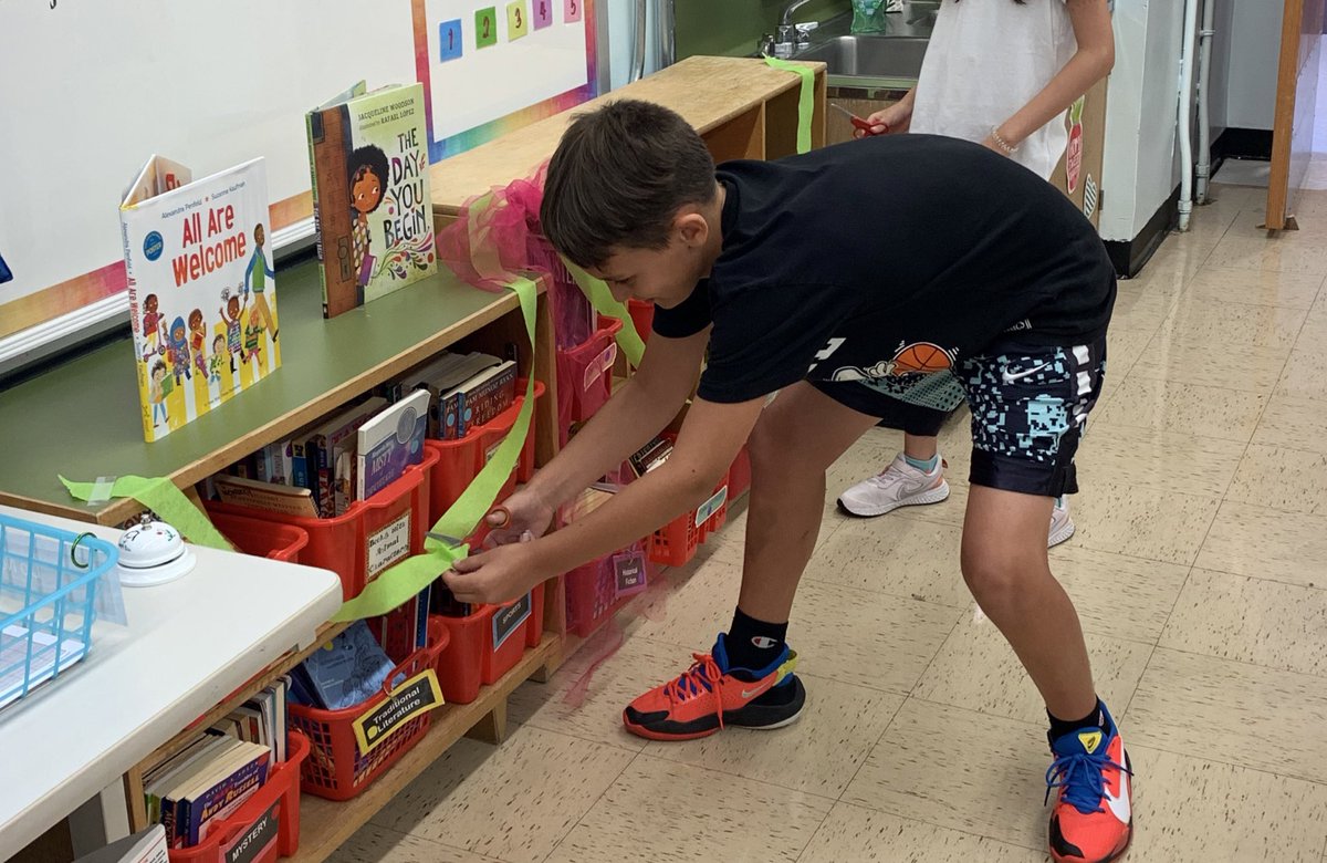 LaurenKeegan16's tweet photo. We had our ribbon cutting ceremony to unveil our classroom library! Let our reading journey begin! 📖📚 @PS79Queens @CarterPs79 @MGrimpel https://t.co/VVqlMUKVdO
