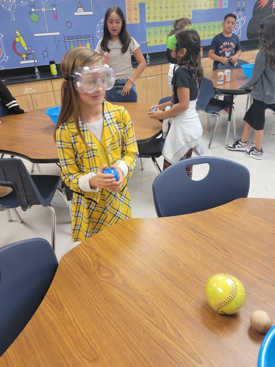 DSShook_ES's tweet photo. Ms. Lara's class exploring buoyancy  as they learn about sinking and floating. #TEAMSISD #ShookEmpowers https://t.co/O24Ev7tJJY