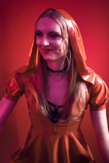 Kittykat8311's tweet photo. Believe it or not I do smile sometimes 😅❤️

📷/editing: photographybybettyb
MUA: msmoo_makeup 
Dress: @LibidexLtd
Shine: @VivishineLatex

#redlatex #altmodel #fetmodel #littleredridinghood #puffsleeves https://t.co/d0sFfNobt0
