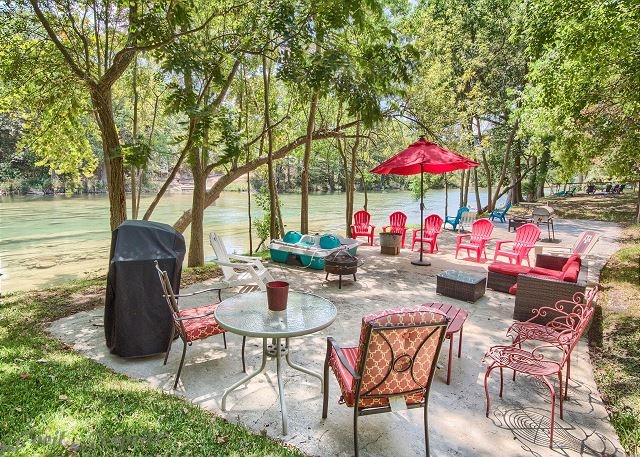 OwnerDirect's tweet photo. 🧚 Fairy-tale like backyard in this beautiful 4 bedroom 2.5 bath cozy home in New Braunfels, Texas with 65 feet of Guadalupe Riverfront! Sleeps 14. 🐸🪄 https://t.co/GKaiN5mhB9 https://t.co/BMANqXtAuy