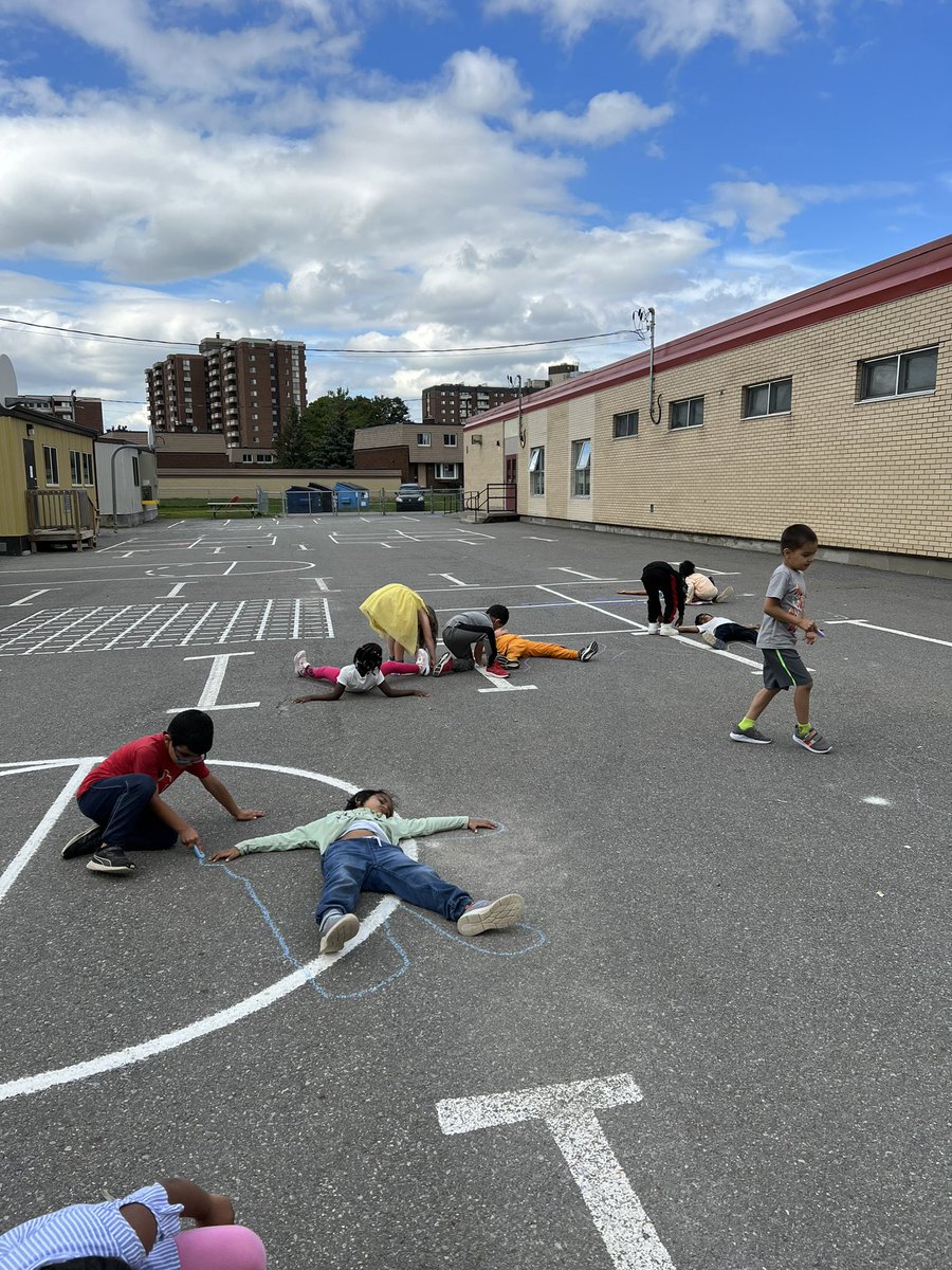 MsADavis11's tweet photo. Kicking off our “Living Things” science unit outside, tracing each other and labeling the parts of the body!☀️☀️ @StRoseLimaOCSB @Mrs_Grant_ @militoGr1 #ocsbOutdoors #ocsbScience https://t.co/H41NGoXGuo