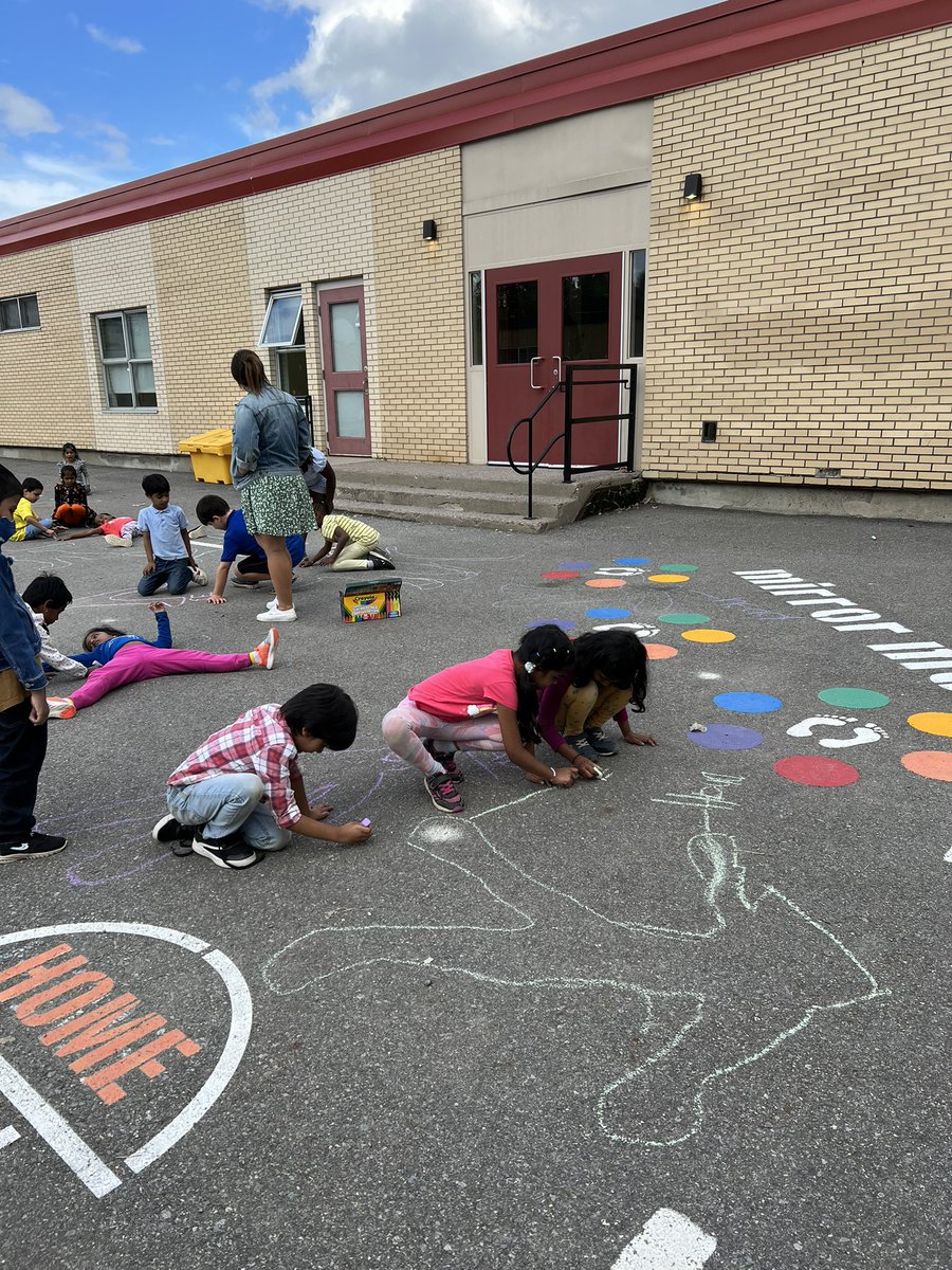 MsADavis11's tweet photo. Kicking off our “Living Things” science unit outside, tracing each other and labeling the parts of the body!☀️☀️ @StRoseLimaOCSB @Mrs_Grant_ @militoGr1 #ocsbOutdoors #ocsbScience https://t.co/H41NGoXGuo