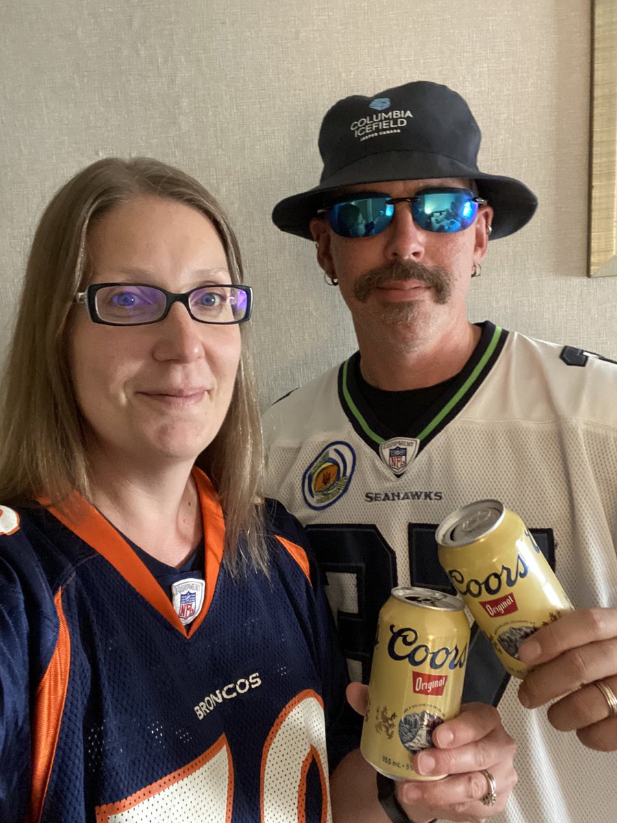 LIbz68's tweet photo. From #yeg to #yvr onto #Sea, we’ve made it here. Gameday. @seahawks vs @broncos #mnf #nfl #hawkya Sitting so high up we might be in a different time zone. But we’ll be there. #RowSS @NFL @NFLCanada https://t.co/TpVhSYf8hl