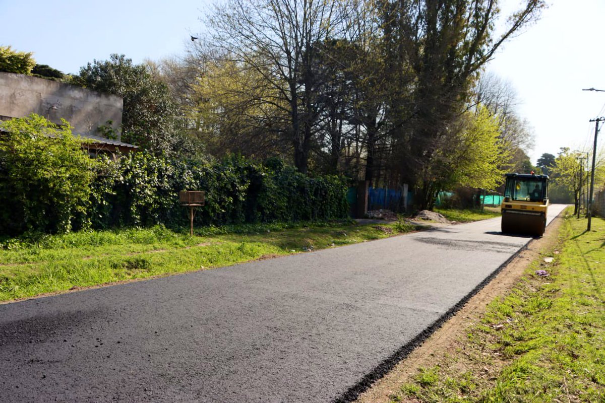 jaimemendezh's tweet photo. Las carpetas asfálticas son el pavimento ideal para barrios tranquilos, residenciales y de poco tránsito 
Por eso avanzamos con 130 de esas cuadras en distintos lugares de todo el distrito 
Hoy, en El Faro, visitamos la calle Alvear y conversamos con sus vecinos 
#SanMiguel https://t.co/mcLSVPci3u