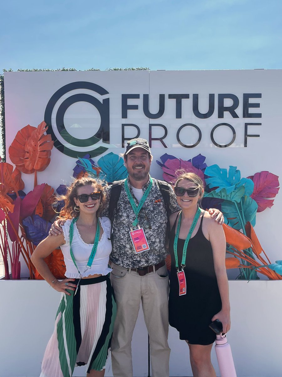 StreetCred_PR's tweet image. Hanging in the California sun at the #WorldsFirstWealthFestival with the one and only @variableannuity of @RetireOne at @FutureProofAC! 

#FutureProofAC @elenaspeaking @Meg_McNichol21 🌴❤️🔥