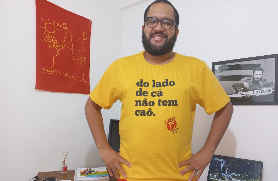 O modelo não é aquilo que se diga NOOOOSSA, QUE MODELO QUE ELE É, mas vocês foquem na camisa do Lado B, tá? 

E no que o @YoFagnerTorres diz no Lado B também!

Pega a sua lá no site da <a href="/zetanossa/">Zeta Nossa</a> em zetanossa.com.br e espalhe a palavra do seu podcast preferido! #publi