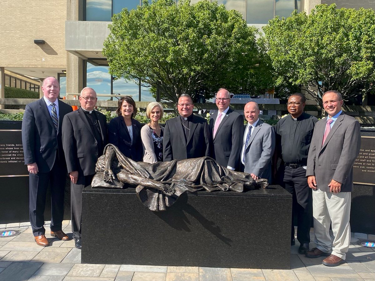 mercy_health's tweet photo. To remember those who fell to #COVID19 and the medical professionals who cared for them, Mercy Health recently dedicated a new statue on the campus of St. Elizabeth Youngstown hospital in Youngstown, Ohio. This statue is a point of remembrance, comfort, healing and peace. https://t.co/RBW8p4gB5m