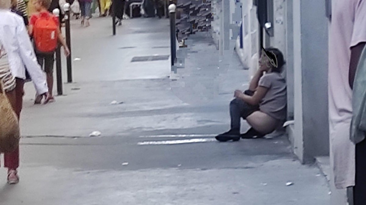 Collectif191's tweet photo. « Photo prise ave Laumière à peu près à 3 numéros plus bas que la Poste ce jour vers 17h, personne le derrière à l'air en train de faire pipi en toute tranquillité et je m'en foutisme... 
C'est de pire en pire😱, jusqu'à il y a peu l'avenue Laumière était épargnée » 
😡😭 https://t.co/NRO21oywH8