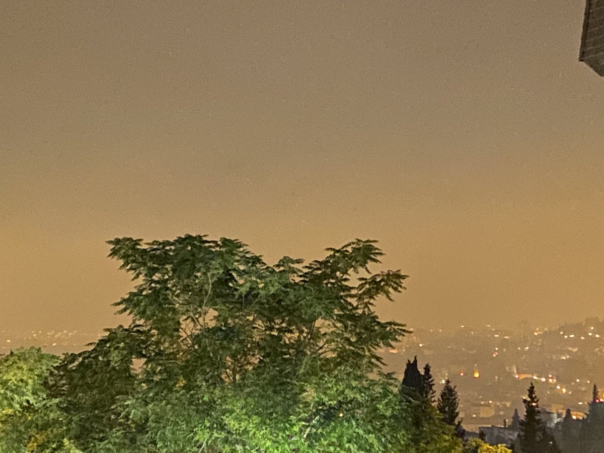 El olor a quemado en Granada capital se cuela, descorazonador, con las ventanas cerradas. Déjense ya de tuits plañideros. Los periodistas llevamos informando sobre el terreno cinco días. Cuántos políticos habrían pasado ya si estuviéramos en campaña? Medios, soluciones y cariño