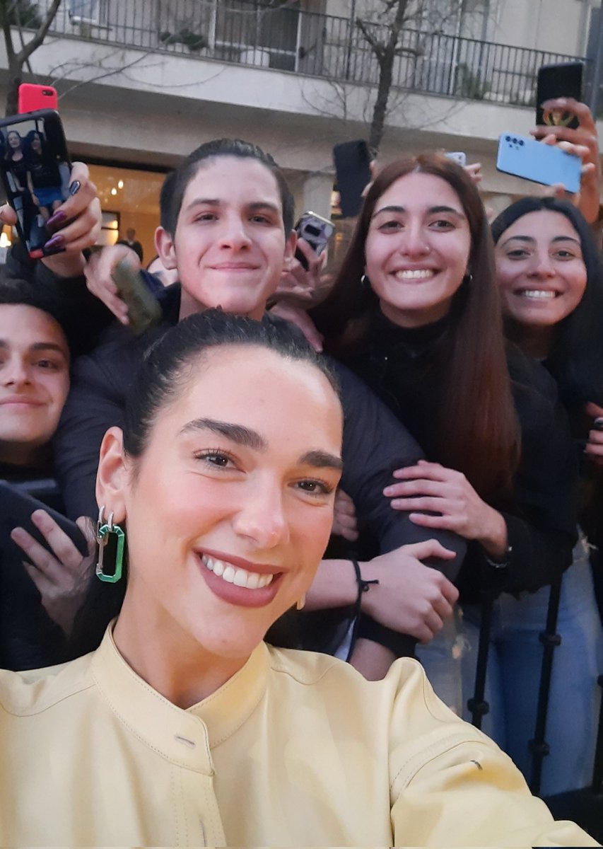keloidex's tweet photo. DIOS EL MEJOR DÍA DE MI VIDA AGARRÓ MI CELULAR Y NOS SACAMOS UNA SELFY TE AMO @DUALIPA https://t.co/fHuxBX5mIL