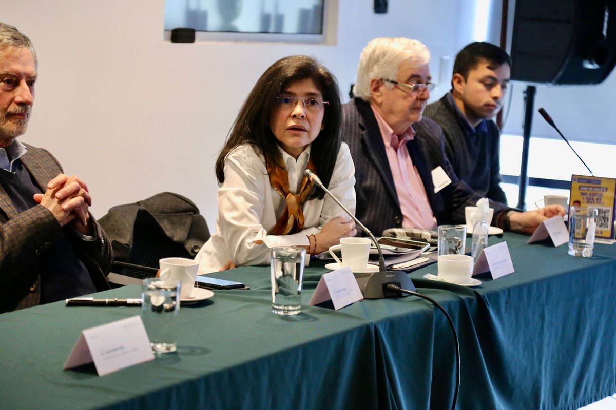 MincienciasCo's tweet photo. #CienciaParaLaVida🌱I El ministro, @arturolunat lideró un diálogo con los coordinadores temáticos de la #MisiónDeSabios y conoció el avance en la implementación de las recomendaciones por cada foco estratégico en materia de ciencia, tecnología e innovación. https://t.co/zJx820HQqV