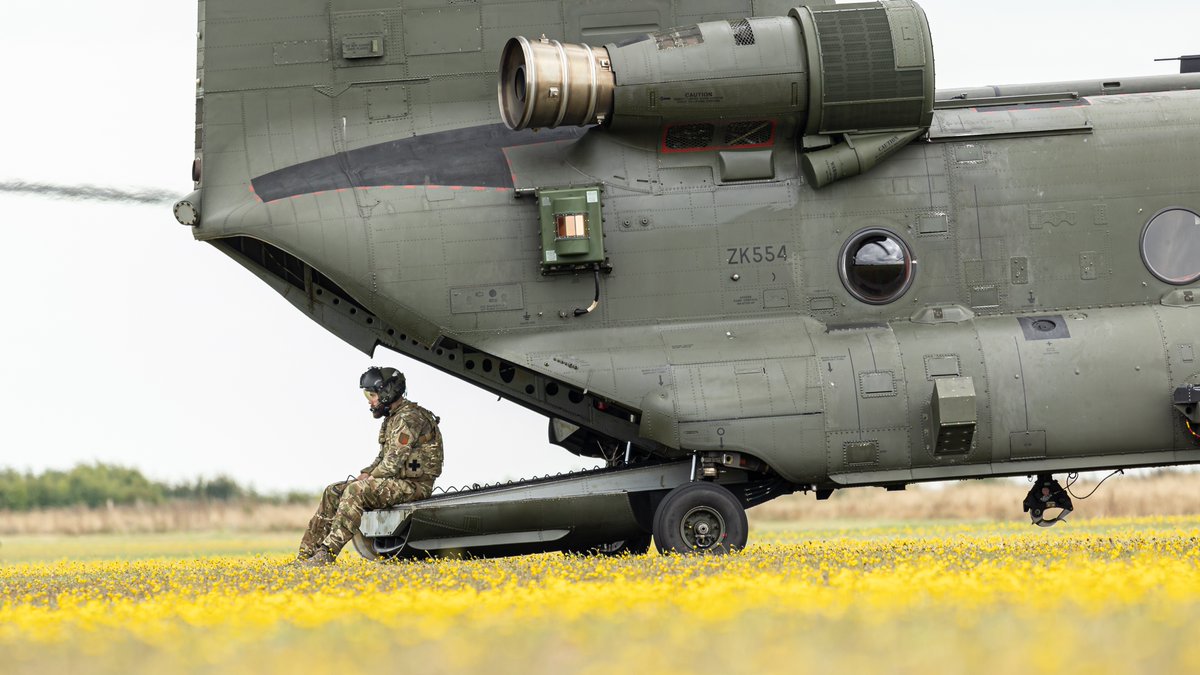 thomas_winstone's tweet photo. #STIRLING, a #Chinook 2 ship operated by 7 Sqn out of @RAF_Odiham seen here on Deptford Down, #SPTA
#ZK554 https://t.co/znQmghMwVQ