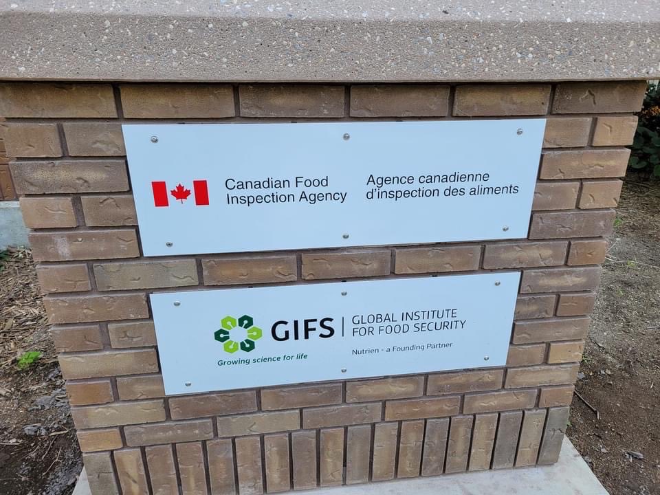 Epitetj's tweet photo. #SeedsandStories #IndigenousSeedCollectionProgram #SeedsForOurFuture #IndigenousSeedCollection Donnie was with with CFIA today https://t.co/H3I1ImA4YB