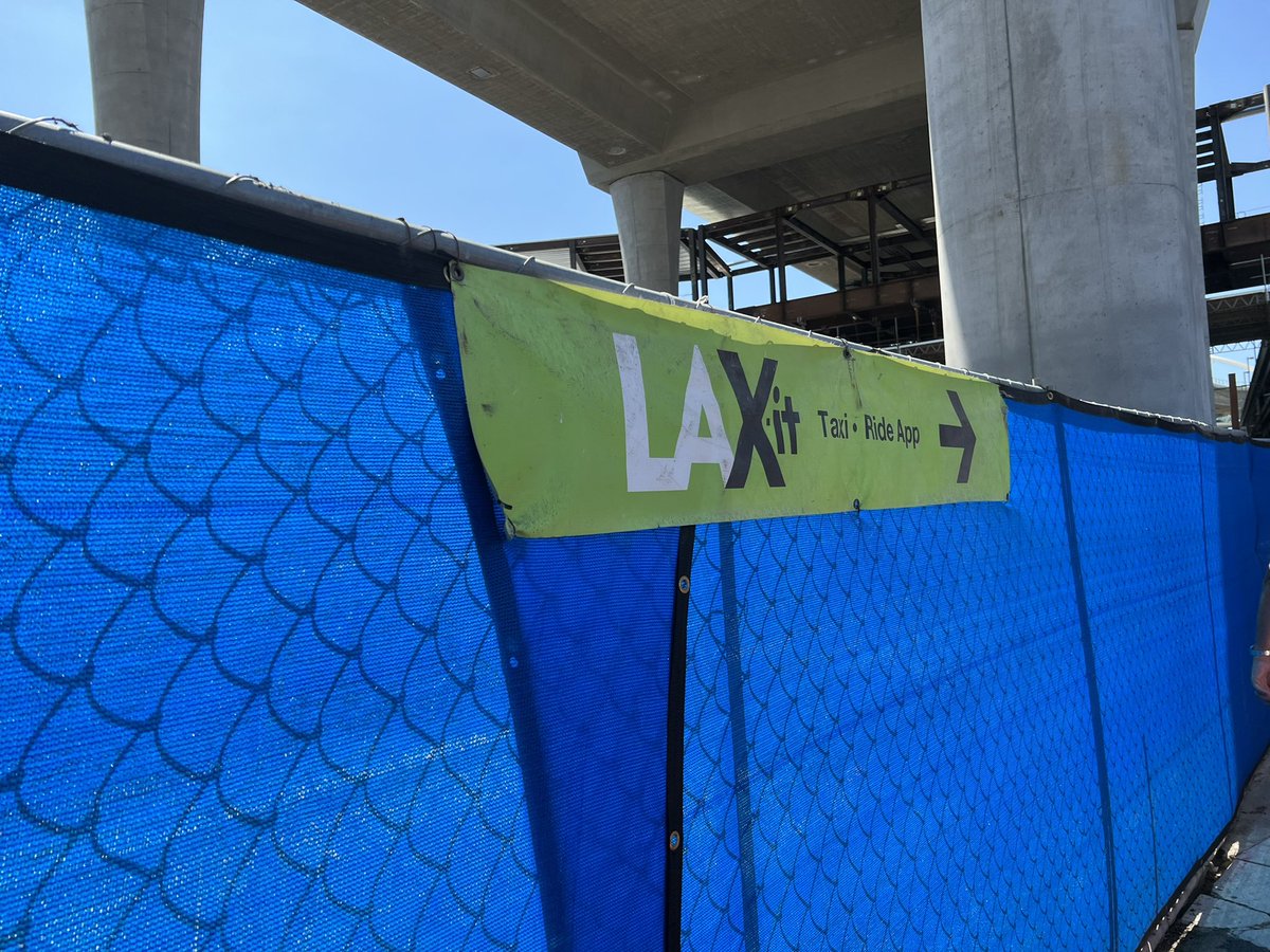 PeterSasaki's tweet photo. Safe to say one of the worst things about @flyLAXairport is #LAXit. Told no buses for 20-25min so I should walk the 5-10min. Got over there (where there were empty buses) and it was a complete zoo. First time. Last time. #travel https://t.co/fz7YcDyZA3