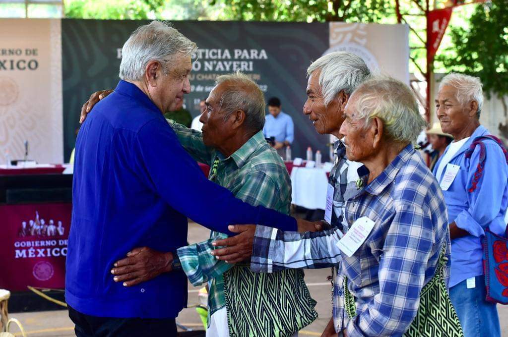 FreddyOliviery's tweet photo. #Amlo atiende a indígenas huicholes con el mismo respeto que a cualquier funcionario de EEUU.

Eso es lo que le duele a la derecha mexicana. https://t.co/fn3Au0dTbO