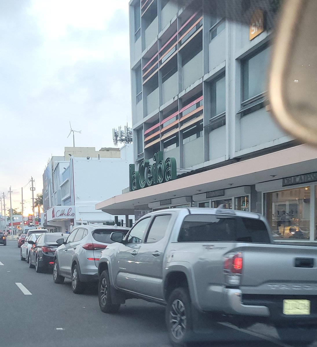 Alastor's tweet photo. Pregunta con mucho respeto a @Miguel_Romero_ ¿Hasta cuando vamos a permitir que La Ceiba use todo un carril transitable como su estacionamiento privado? https://t.co/2c6Vpr2Oz4