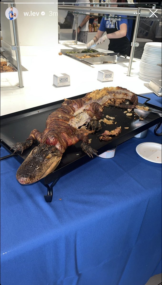 MrsTylerKSR's tweet photo. Kentucky’s team dinner tonight was appropriate 

📸: @will_levis https://t.co/8ZRWKw5uMt